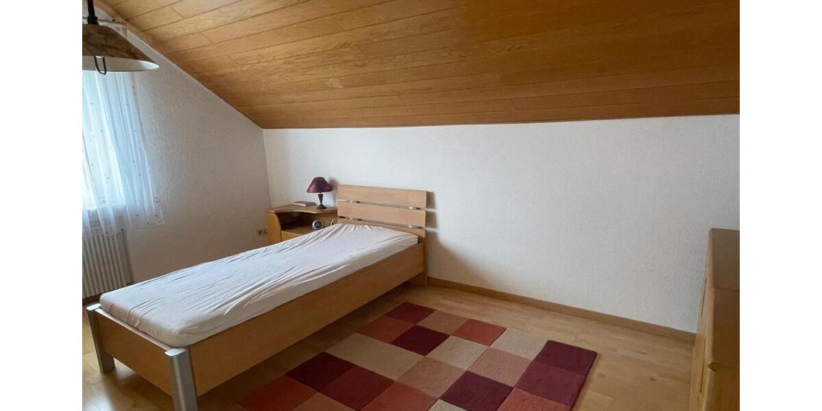 Dachgeschoßwohnung Frickenhausen - 5.5 Zimmer, 112 m&sup2;, 1.150&euro; | Angebot:24867017