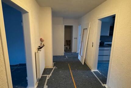 Vollständig renovierte 3 Zimmer Wohnung mit großer Einbauküche 3 zimmer