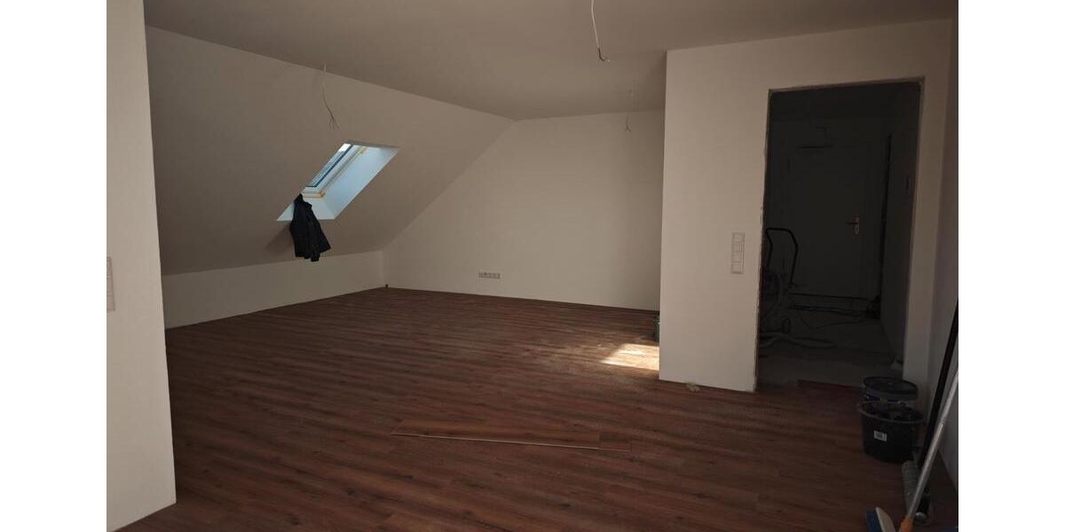 Moderne Dachgeschosswohnung mit Küche: Erstbezug 3 zimmer