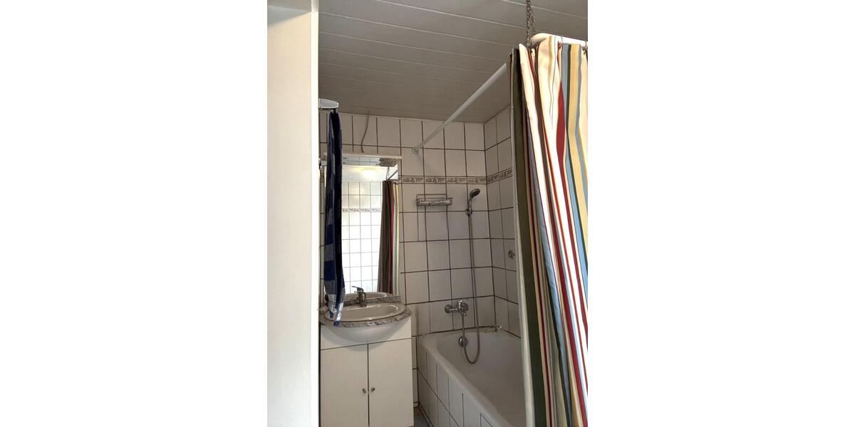 Zentrale Gewerbeeinheit mit hoher Halle, Werkstatt & Büro – in de zimmer