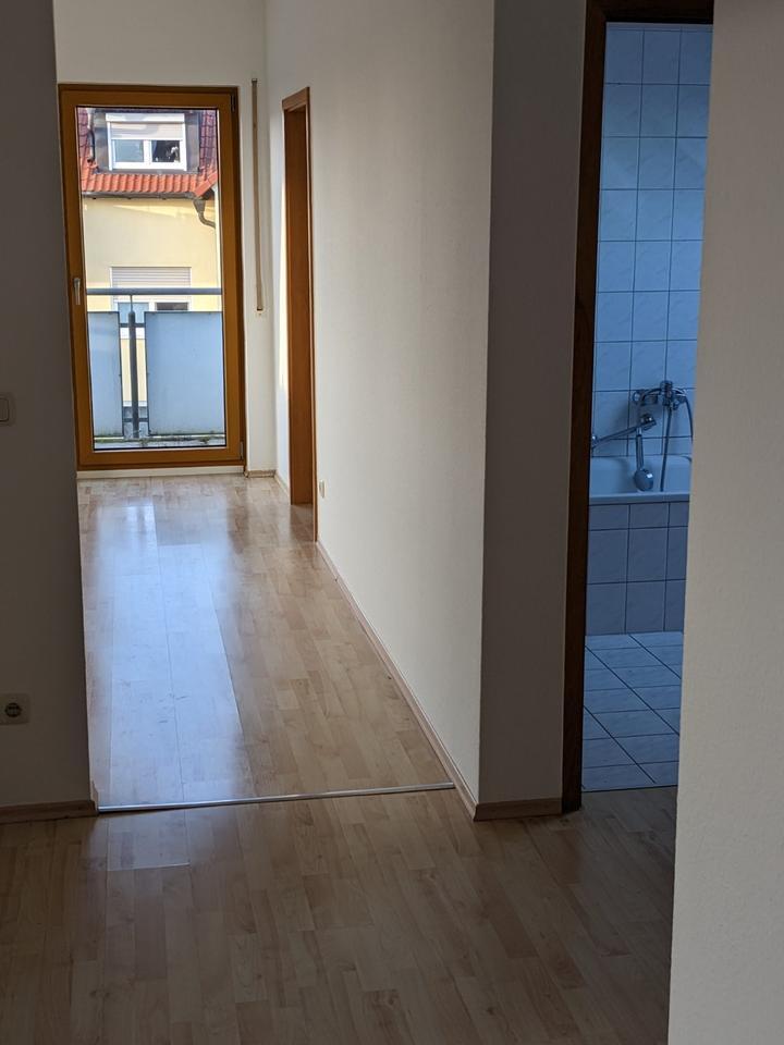 Helle 3 Raum Dachgeschoßwohnung mit Balkon, Keller und Stellplatz zimmer