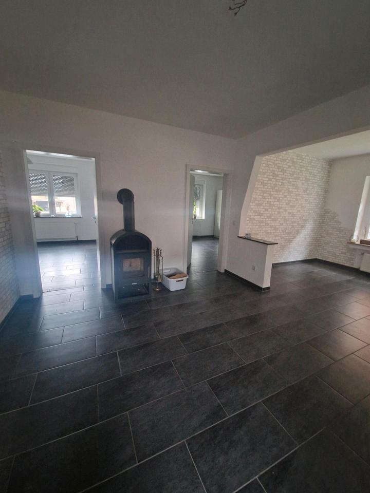 75 qm Erdgeschoßwohnung mit Kaminofen und Einbauküche-ideal für