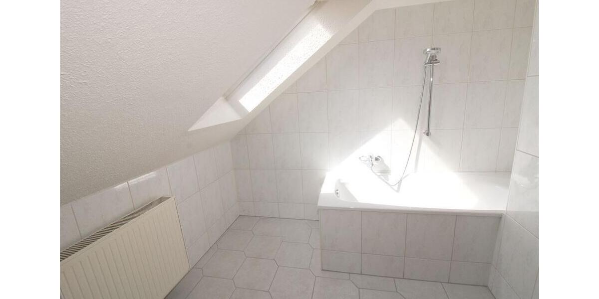 Ideal für Singles oder Paare: Attraktive Dachgeschosswohnung mit Stellplatz; auch Kauf möglich 2 zimmer