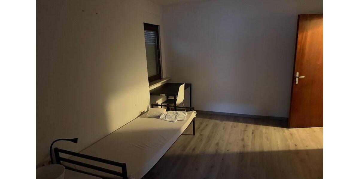 Großzügige 6-Zimmer-Wohnung ca. 140 m² teilmöbliert 6 zimmer