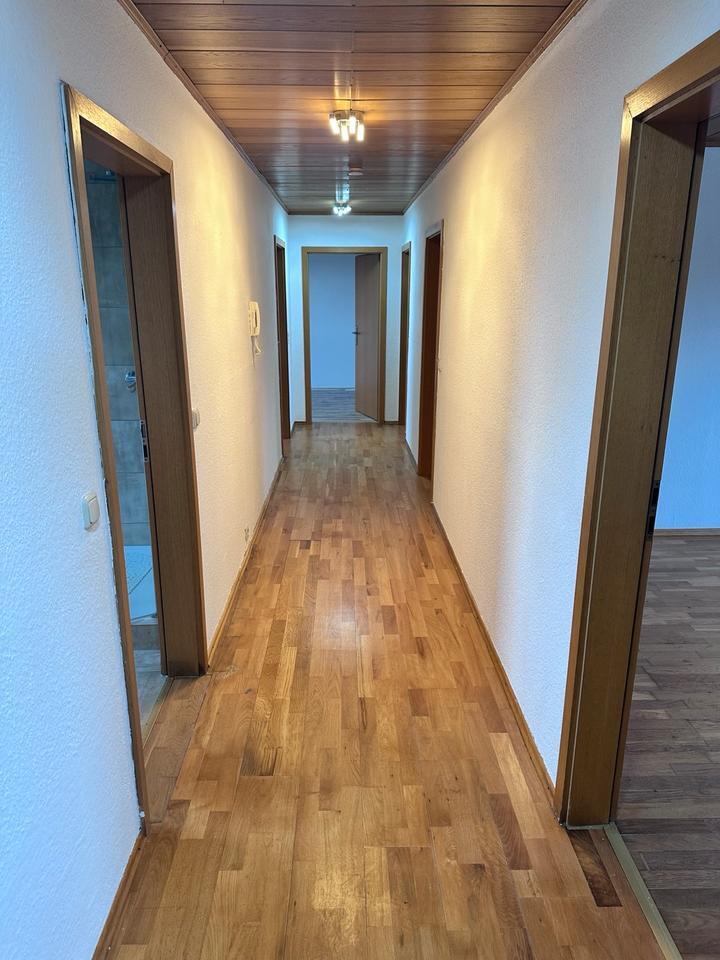 Helle 4-Zimmer-Wohnung mit Carport in gepflegtem Mehrfamilienhaus