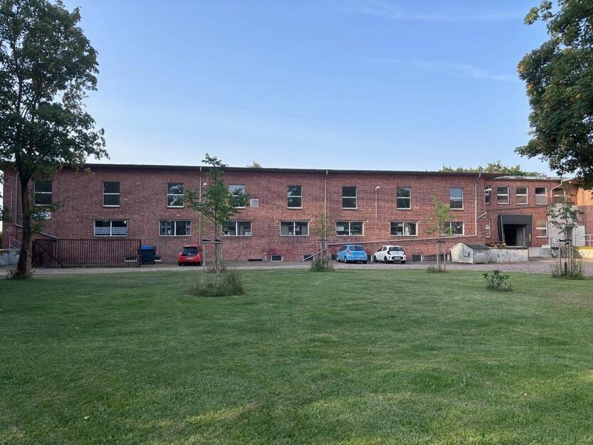 LagerHalle mit Büros, WCs, Parkplätze usw. nahe Magdeburg