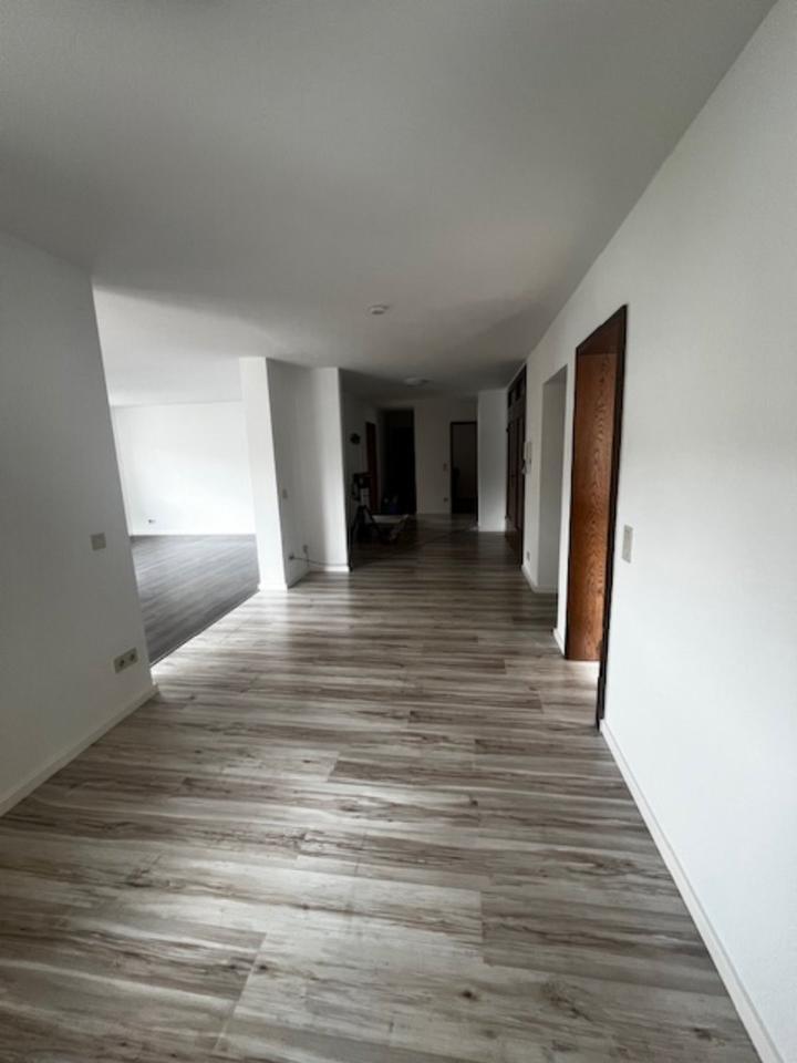 Schöne 3,5 Zimmer Wohnung mit Garage, Einbauküche, sep. Gäste WC usw. zimmer