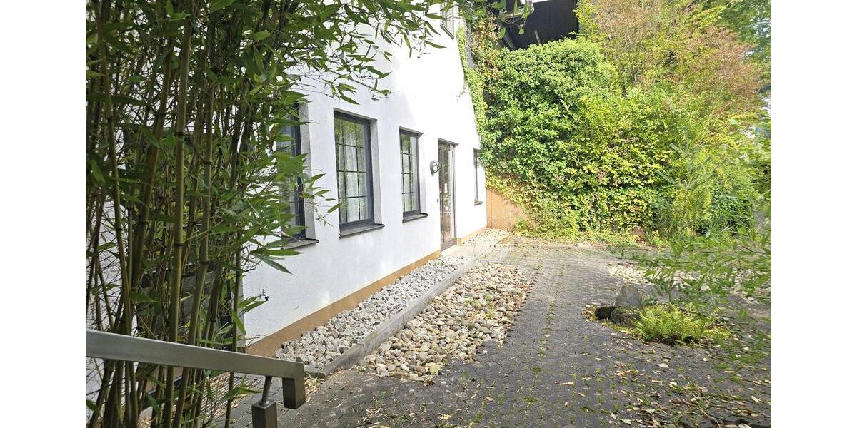 Außergewöhnliche Gewerbefläche für Kosmetik, Sport, Musik, Kunst oder ärztliche Einrichtungen mit viel Platz und kleinem Außenbereich, Parkplatzanmietung möglich zimmer