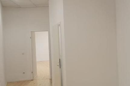 Helle EG-Bürofläche mit neuem Dielenboden direkt am S-Bahnhof Strausberg zimmer