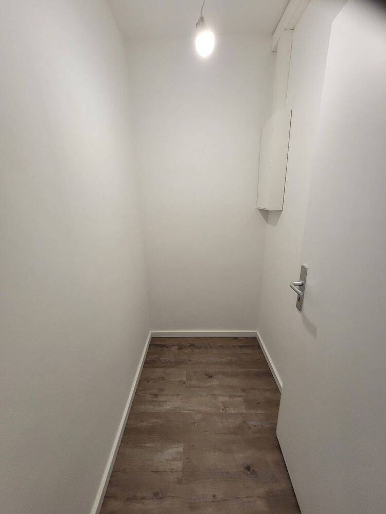Neue Familie gesucht für Wohnung mit Balkon und frisch saniertem Wannenbad.