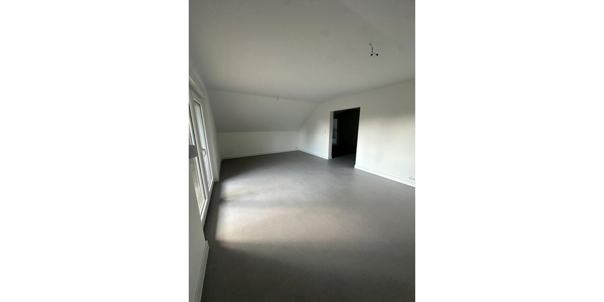 Wohnung zu vermieten ab sofort (Komplett kernsaniert) 4 zimmer