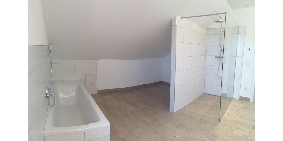 Helle 3-Zimmer Dachgeschoss Wohnung mit offener Wohnküche inkl. EBK! 2 zimmer