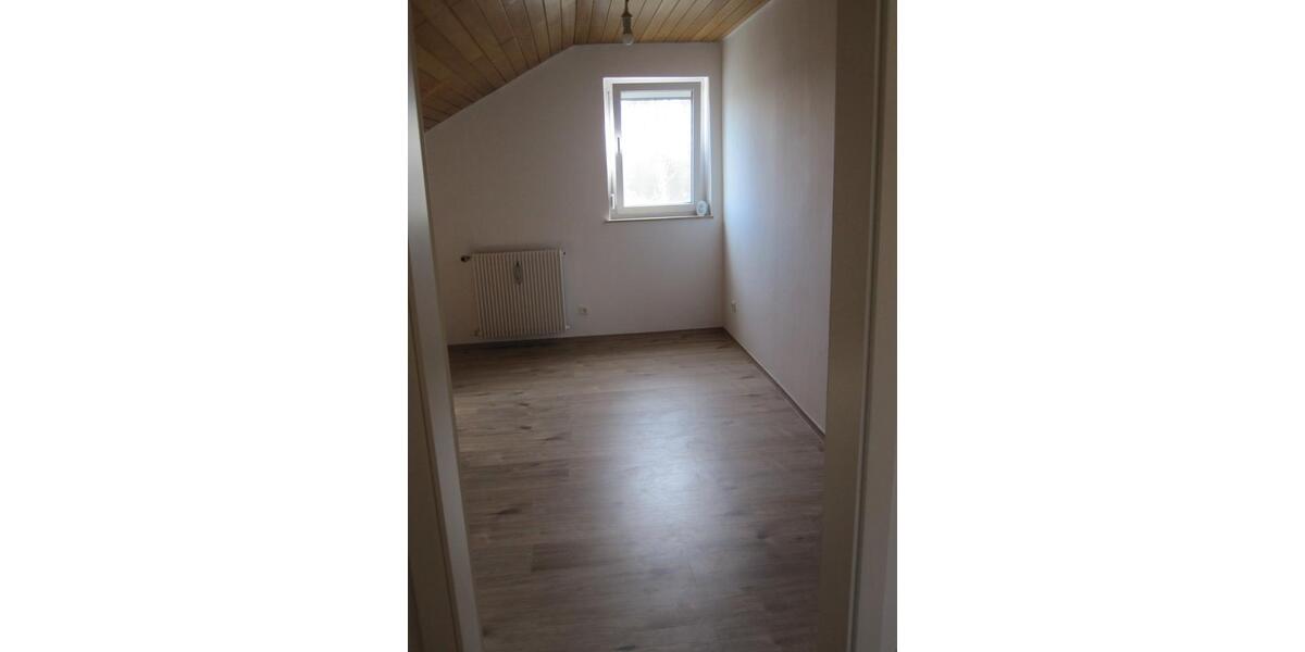 Dachgeschoßwohnung Schwarzenfeld - 3 Zimmer, 85 m&sup2;, 780&euro; | Angebot:26327194