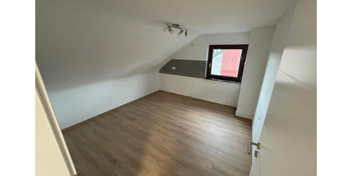 Dachgeschoßwohnung Saarbrücken West - 1 Zimmer, 65 m&sup2;, 550&euro; | Angebot:26225919