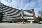 Neue Familie gesucht für Wohnung mit Balkon und frisch saniertem Wannenbad.