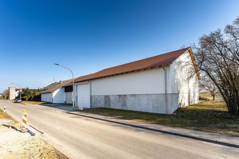 *Neuwertige Lagerhalle zwischen Straubing und Plattling*