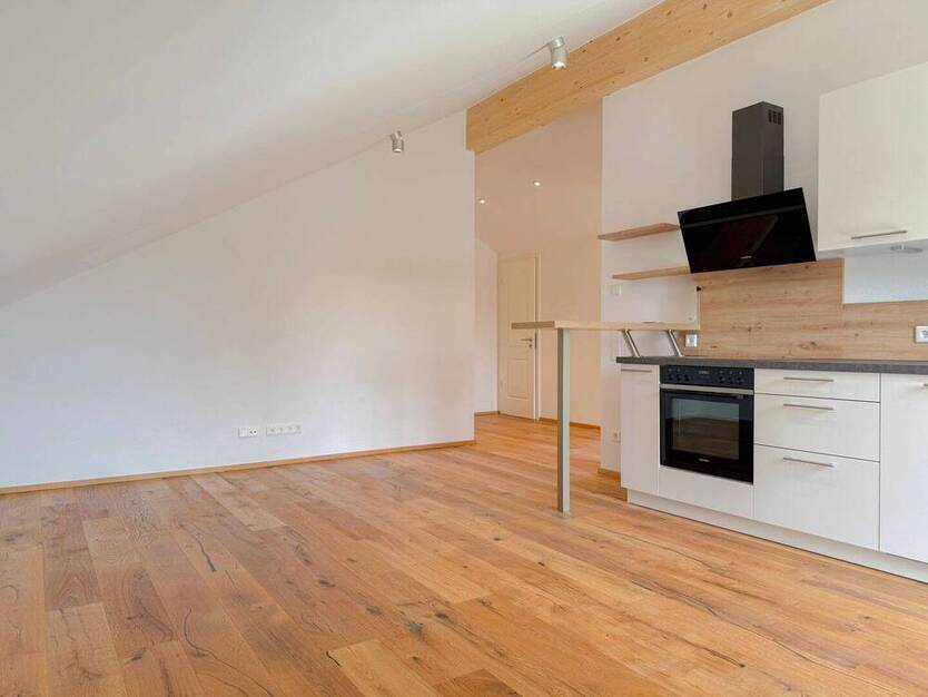 *** Gemütliche Dachgeschoss-Wohnung *** hochwertig ausgeführt und mit vollständiger Einbauküche ***