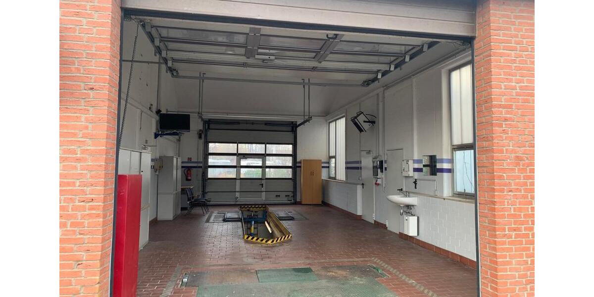 Gewerbegebiet NRÜ: Fahrzeughalle mit Grube und Stellplätzen: Stadt nah, sehr gute ÖPNV – und B6 - Anbindung zimmer