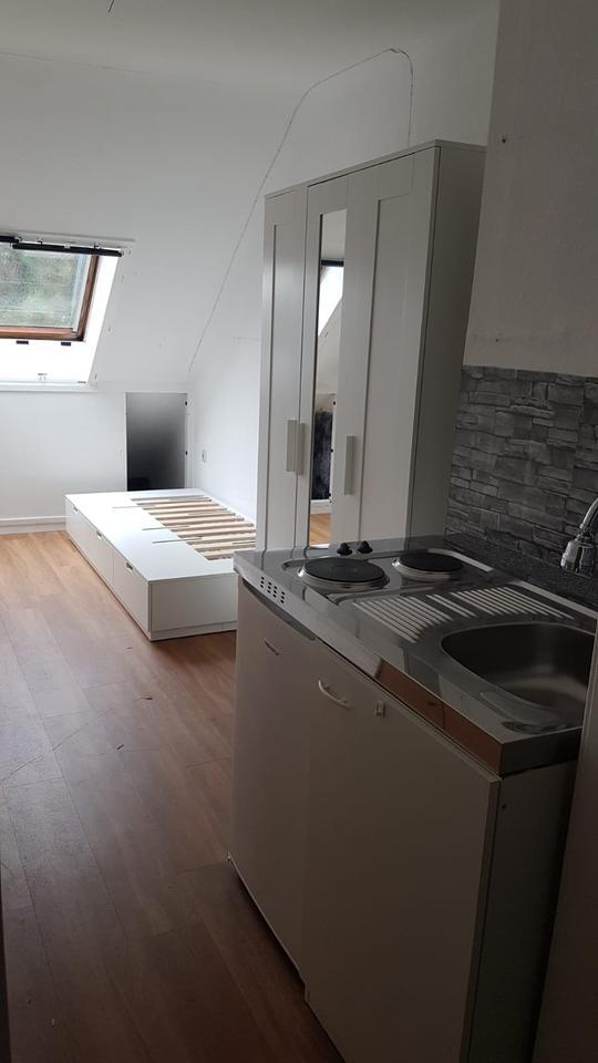 Ab 1.9. Möbliertes Zimmer mit Bett (NEU) Schrank (NEU)