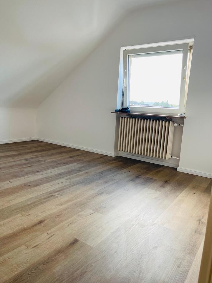 3 WG-Zimmer-DG-Wohnung in zentraler Lage zimmer