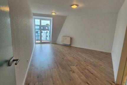 Helle 2-Zimmer-Dachgeschosswohnung mit Küche und Balkon zimmer