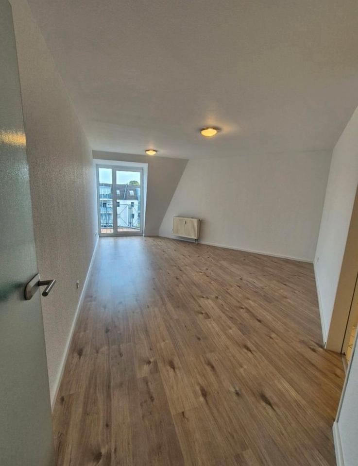 Helle 2-Zimmer-Dachgeschosswohnung mit Küche und Balkon zimmer