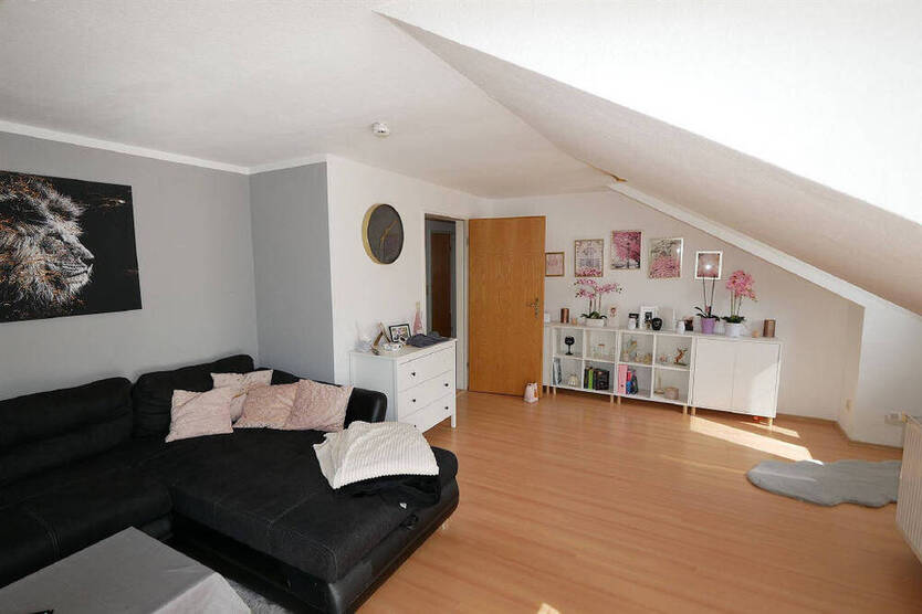 Viel Platz im Dachgeschoss: schöne 2-Zimmer-Wohnung mit Balkon und EBK im Thüringer Viertel