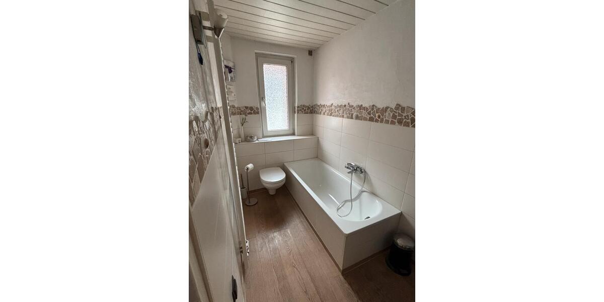 Etagenwohnung Butzbach - 6 Zimmer, 180 m&sup2;, 1.980&euro; | Angebot:26606603