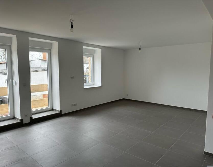 EG Wohnung mit Küche & 2 Stellplätzen in 54441 Ayl zu vermieten.