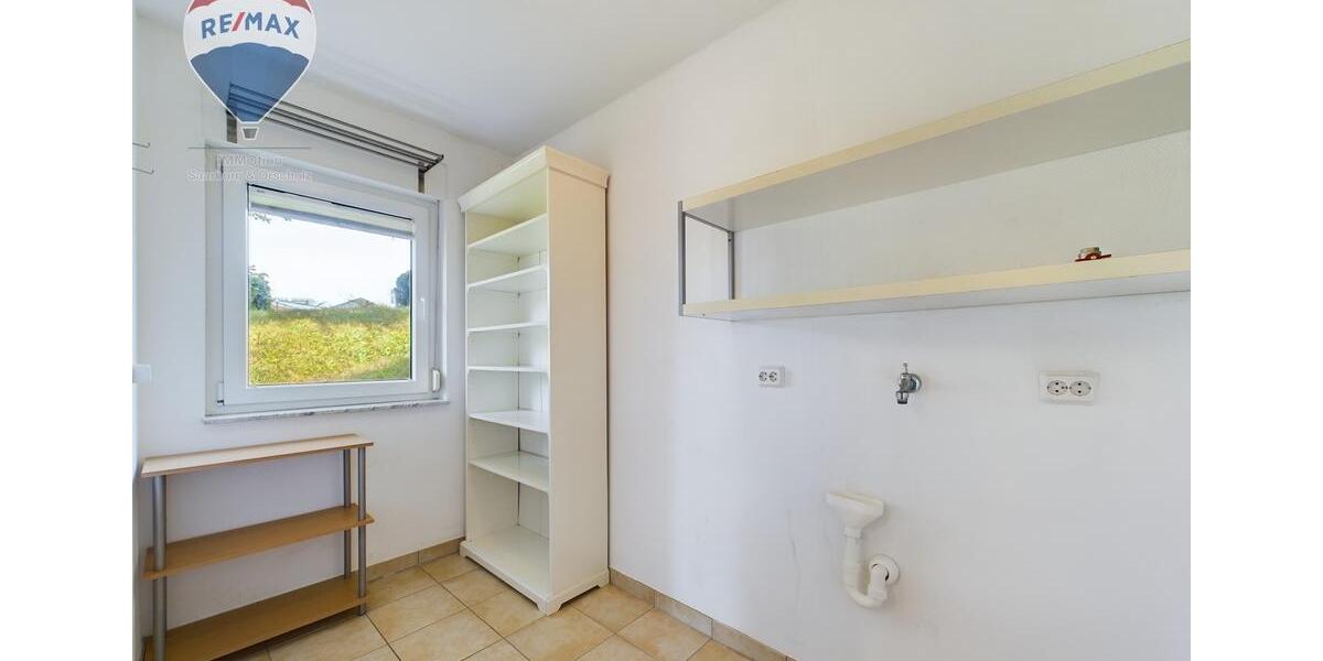 Großzügige Terrasse & viel Grün: Helle Souterrainwohnung 3 zimmer