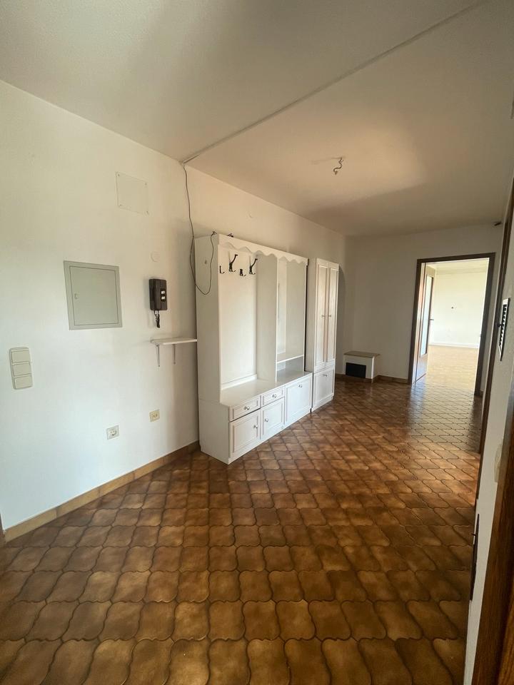 Wohnung ( ca. 175 qm, 7 Zimmer, Balkon, Großer Garten )