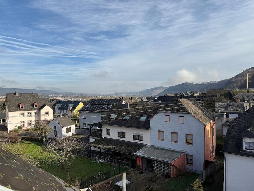 Schöne 3-Zi. Dachgeschoss Wohnung mit Blick über Kenn