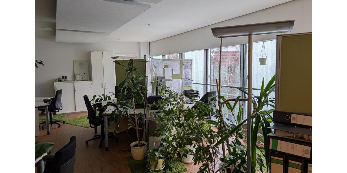 AUSSERGEWÖHNLICHE BÜROFLÄCHE AUF DEM MESSEGELÄNDE LAATZEN – ARCHITEKTUR MIT CHARAKTER UND GRÜNEM HERZ zimmer