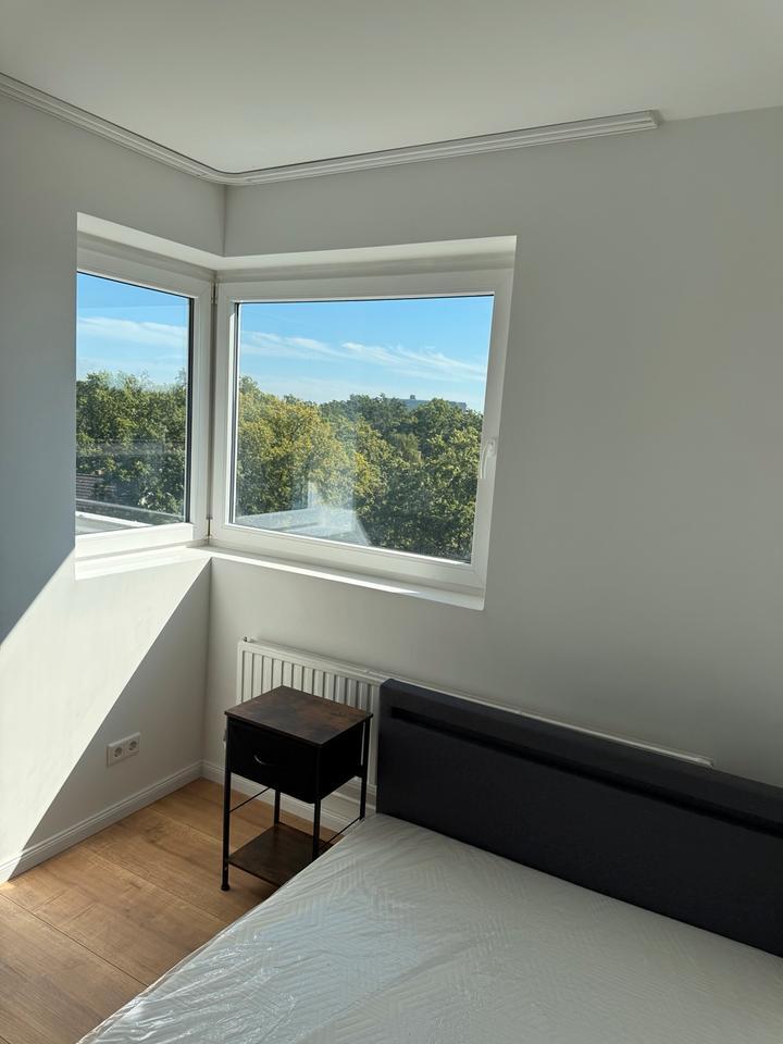 Helles WG Zimmer in renovierte Wohnung in Westend Berlin