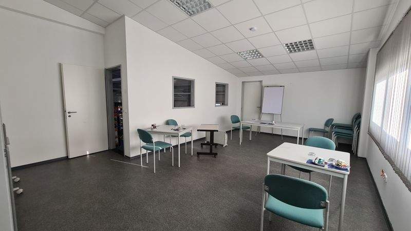 neuwertige Halle (beheizbar) mit Büro zu vermieten in Barbing zimmer