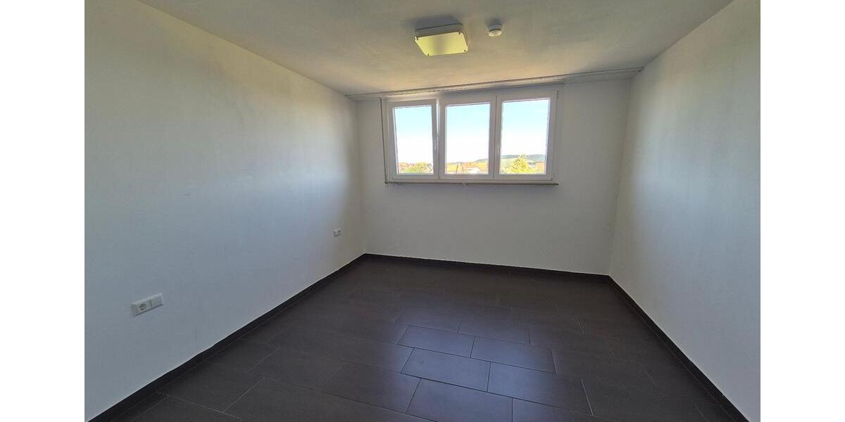 Dachgeschoßwohnung Sersheim - 3 Zimmer, 81 m&sup2;, 1.020&euro; | Angebot:25982331