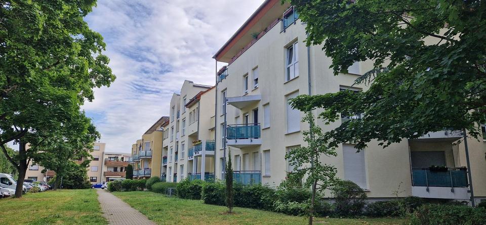 Schöne 3-ZKB Erdgeschosswohnung mit Balkon und Tiefgarage und Stellplatz in zentraler Lage zimmer