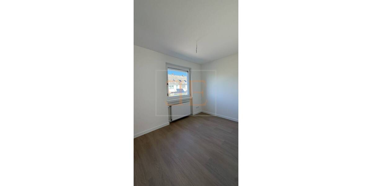 Frisch saniertes Reihenmittelhaus mit 6 Zimmern, Balkon und Einzelgarage zu vermieten - Reihenmittelhaus Rellingen | Angebot:26346609
