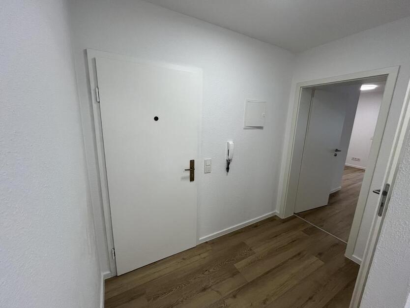 Kernsanierte 2,5-Zi-Wohnung mit EBK, Balkon und Garage