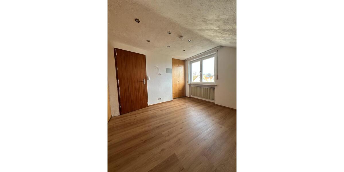 Dachgeschoßwohnung Wallerstein - 3 Zimmer, 62 m&sup2;, 590&euro; | Angebot:25233686