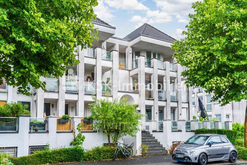 Moderne Dachgeschoßwohnung mit hohen Decken in gefragter Lage.