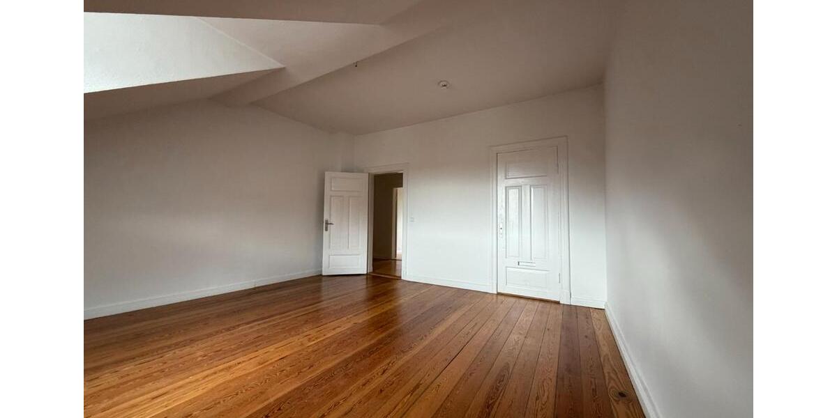 Dachgeschoßwohnung Kiel - 4 Zimmer, 127 m&sup2;, 1.490&euro; | Angebot:26625648