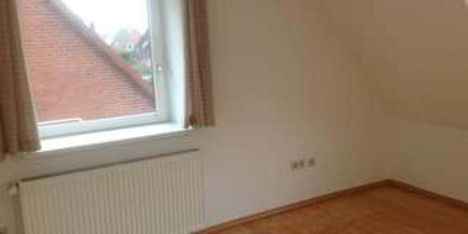 Dachgeschoßwohnung Bad Oldesloe - 3.5 Zimmer, 90 m&sup2;, 1.200&euro; | Angebot:24823930