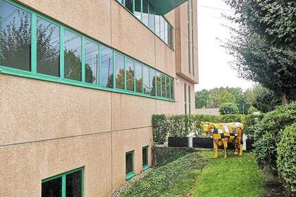 Großzügig und vielseitig nutzbar! Attraktive Bürofläche mit 5 Kfz-Stellplätzen 4 zimmer
