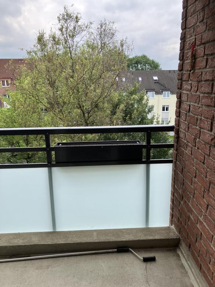 Bei VIVAWEST die Sonnenstrahlen auf dem eigenen Balkon genießen. zimmer