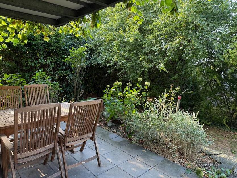 2,5-Zimmer-Wohnung mit Terrasse & kleinem Garten in Rheinnähe zimmer