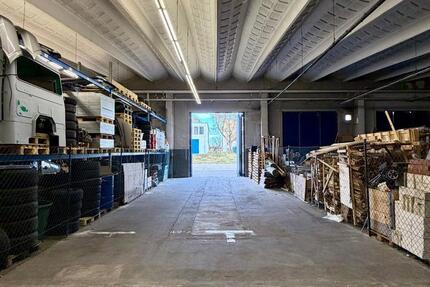 Lagerhalle ca. 110 m² mit großem Stahltor – gesichertes Gelände zimmer