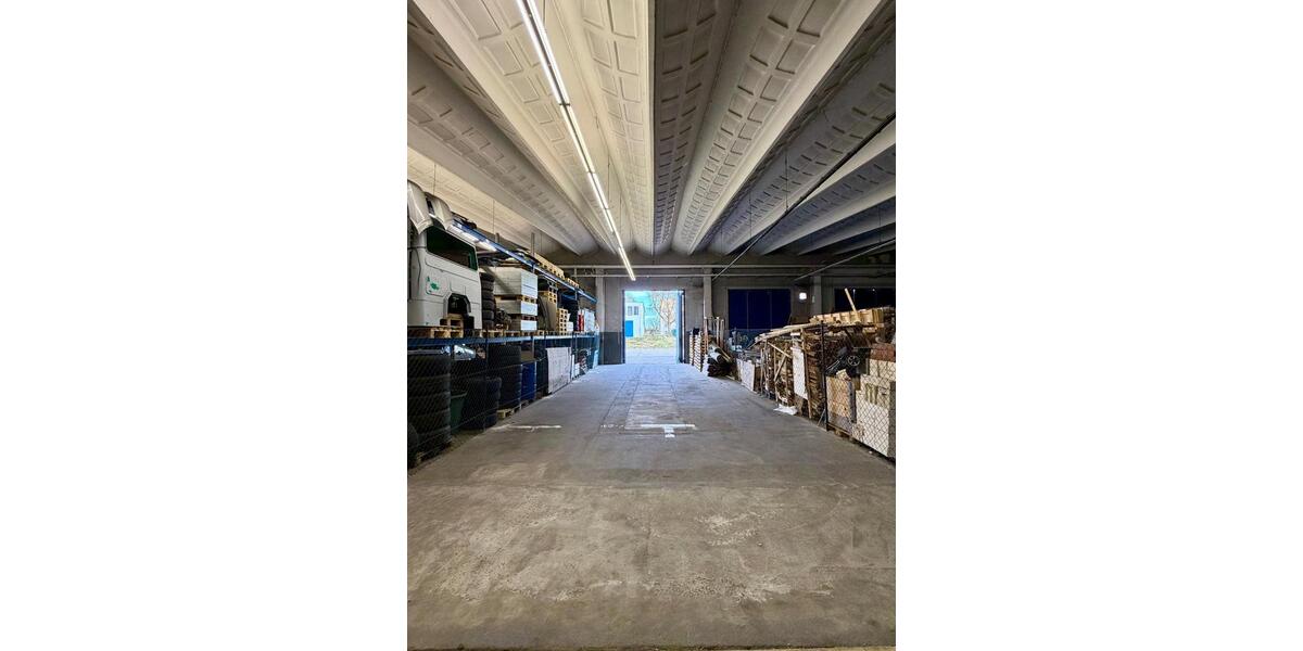 Lagerhalle ca. 110 m² mit großem Stahltor – gesichertes Gelände zimmer