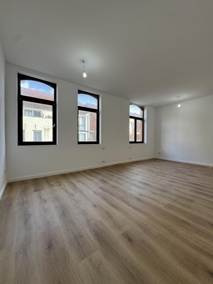 Ihr neues IMMOBILIEN QUARTIER: Sanierte 3,5-Zimmer Wohnung im 1. OG in Linden mit Tageslichtbad zimmer