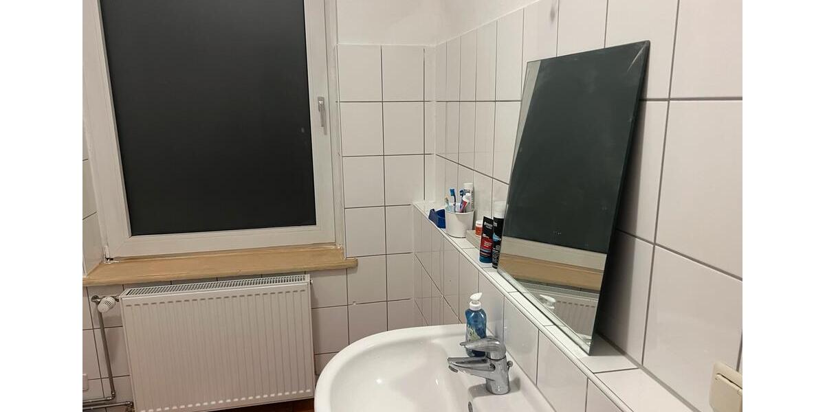 2 Zimmer in einer 4-Zimmer-Wohnung (nur für Frau, allein oder mit 40 zimmer